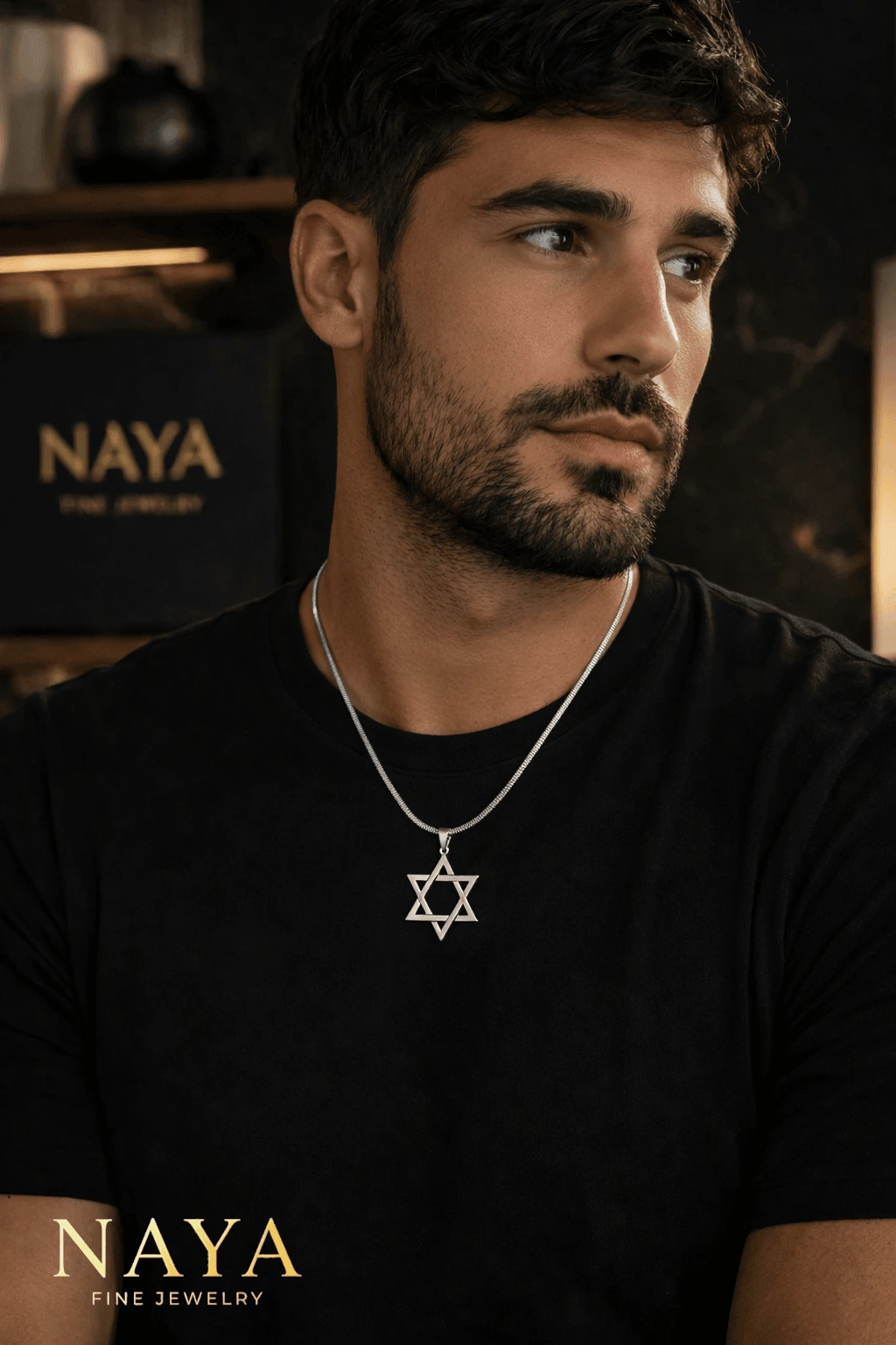 תכשיטי NAYA על דוגמן או דוגמנית